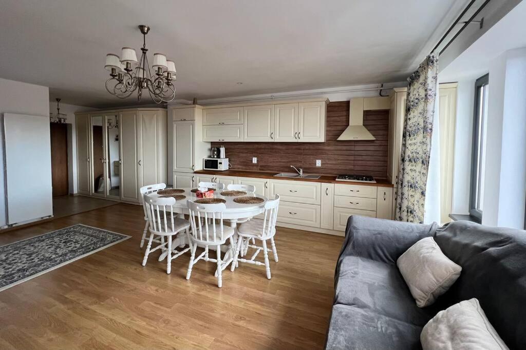 Central Apartment With Panoramic View Brasov Exterior photo