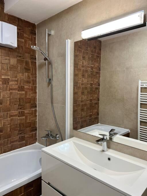 Central Apartment With Panoramic View Brasov Exterior photo